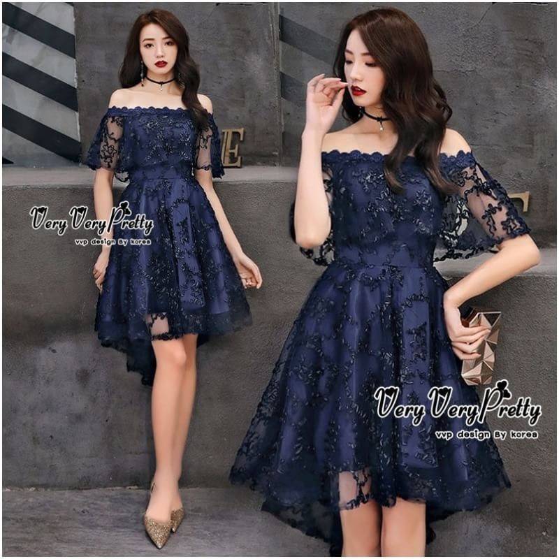 kudapy ชุดราตรีเปิดไหล่สีกรมท่า หน้าสั้น หลังยาว ใส่ออกงาน ลุคสวยหรูสไตล์เกาหลีค่ะ เนื้อผ้ามุ้งปักริบบิ้นลวดลายสวย 3D ทั้งตัวค่ะ