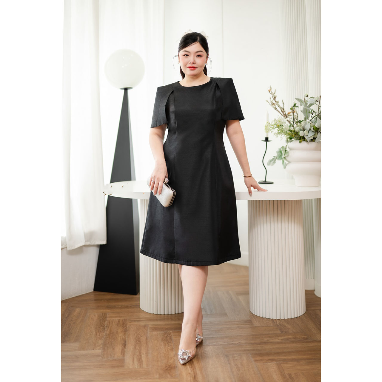 kudapy เดรสคลุมไหล่สีดำ/สีทอง เนื้อผ้าไหมเส้นขีด คอกลม งานตีเกร็ดเข้าทรงทั้งด้านหน้าและด้านหลัง