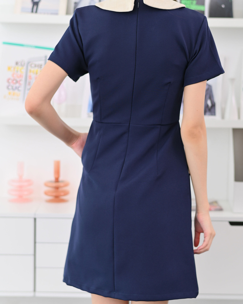 kudapy เดรสแขนสั้นทรงเอ ดีไซน์คอปก ตัดต่อเล่นสีทูโทนที่ปกและแถบสีกลางลำตัวมีกิมมิคลายผ้าเล็กๆ คู่สีทูโทนน่ารักละมุ