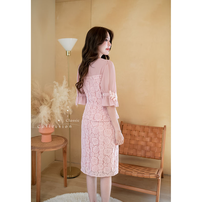 kudapy เดรสสั้นสีชมพูอ่อน/สีเขียวอ่อน ลูกไม้ เป็นเดรสลูกไม้เอวระบาย ช่วงแขนเป็นชีฟอง ตกแต่งดอกไม้ช่วงเอว อก และปลายแขน ดีเทลดอกไม้จะเป็นงานปักลูกปัด มุก และเพชร