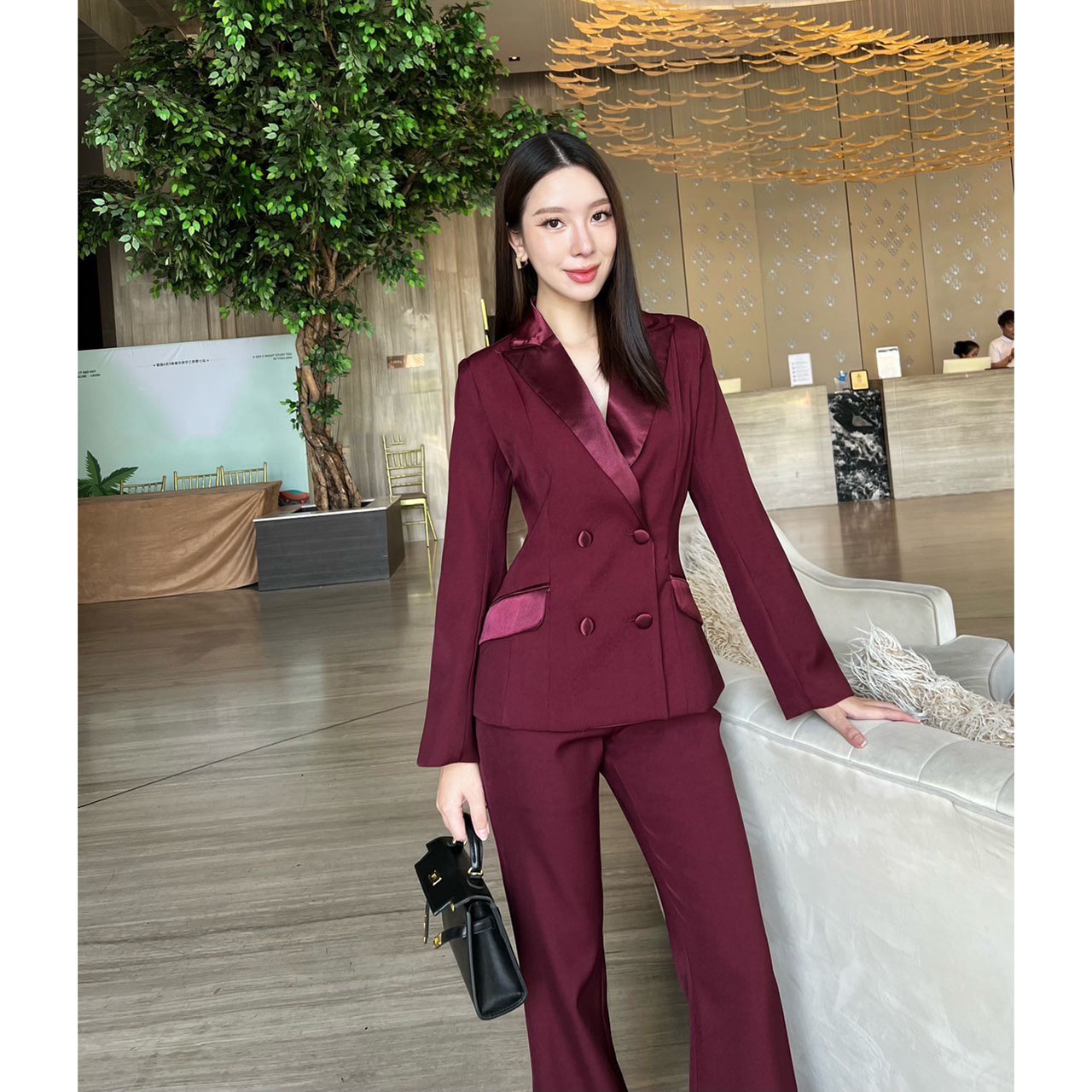 kudapy set เสื้อเบเซอร์และกางเกงขายาว เรียบหรู เสื้อสูทแต่งปกผ้าเงาให้ดูเด่น ออกแบบกระเป๋าให้ใช้งานได้จริง ตัวกระดุมใช้ผ้าเดียวกับปกเสื้อ