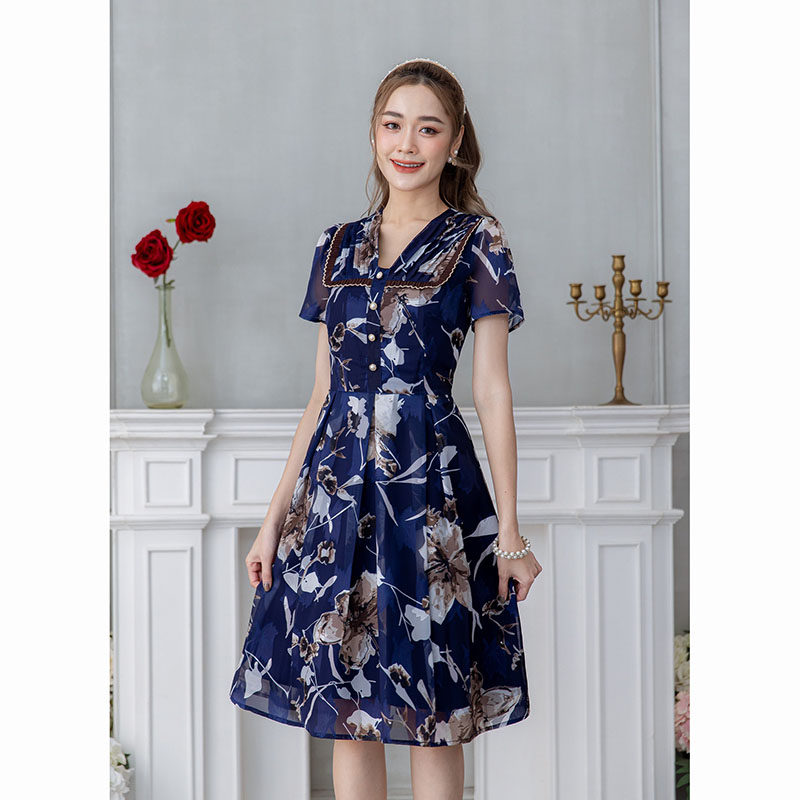 kudapy เดรสสั้นสีกรม/สีครีม ผ้าผสม ผ้าสวยพริ้วนิ่มใส่สบาย แล้วพิมพ์ลาย ช่วงคอมีดีเทลตีเกล็ดด้านข้างแล้วแต่งระบายพลีทขอบน้ำตาล แต่งกระดุมช่วงอก กระโปรงจับจีบทวิส