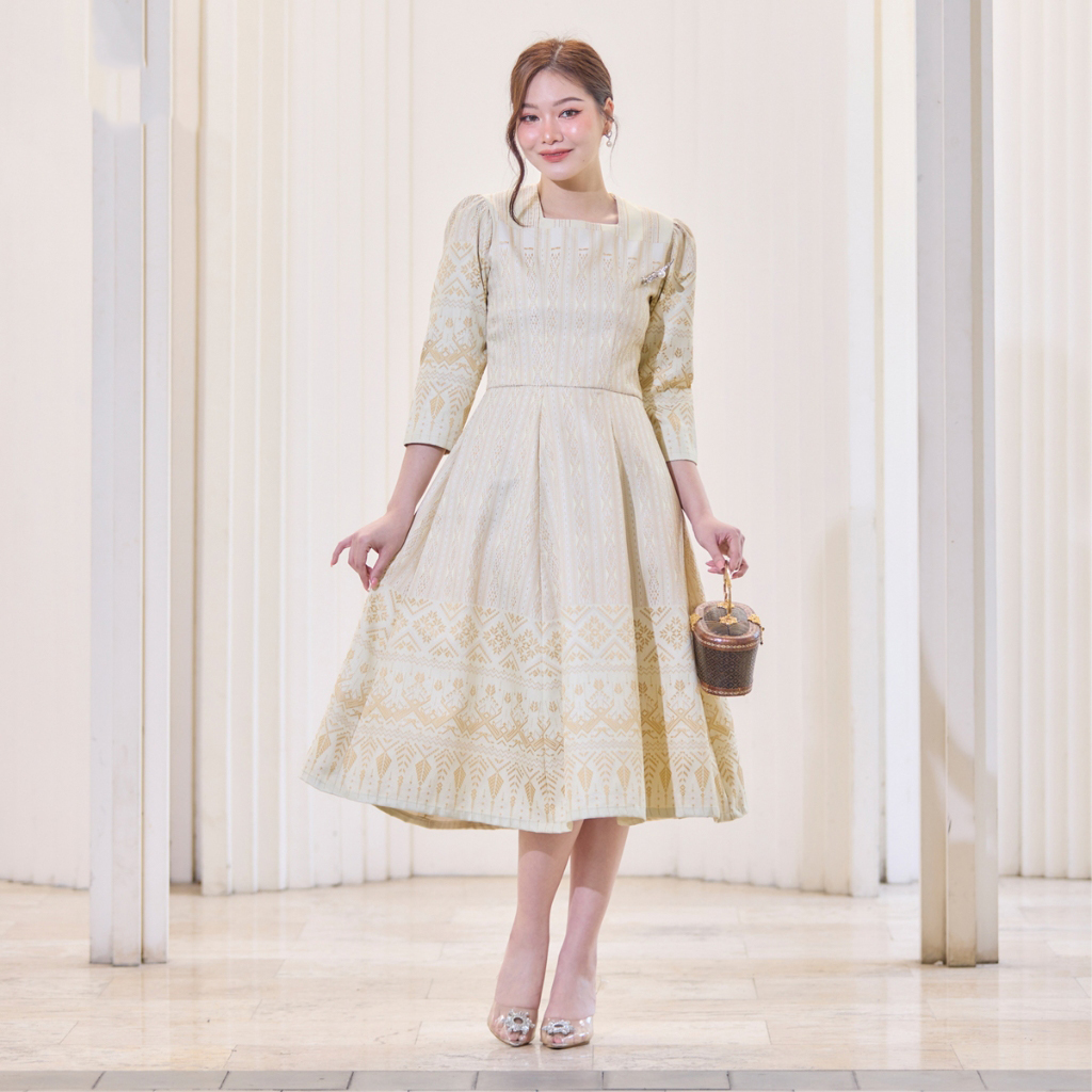 kudapy เดรสผ้าไทย เดรสทอลายผ้าไหม สีชมพู สีครีม แขนสามส่วน ผ้าอัดกาว มีซับใน ซิบหลัง