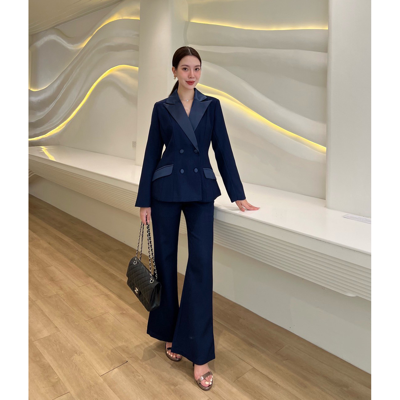 kudapy setเสื้อเบเซอร์และกางเกงขายาวสีกรม เรียบหรู เสื้อสูทแต่งปกผ้าเงาให้ดูเด่น วกระดุมใช้ผ้าเดียวกับปกเสื้อ แมทช์กันออกมาได้สวยดูแพง