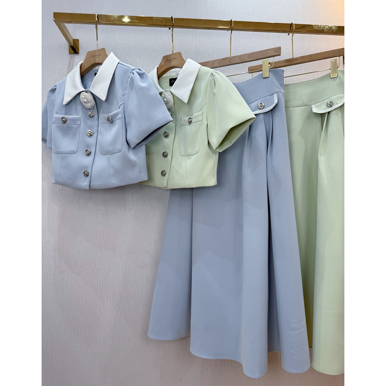 kudapy ชุดเซ็ทเสื้อทรงครอป กระดุมจริงรูปดอกไม้สีเงิน แต่งปกสีขาว มาพร้อมกับกระโปรงยาวซิปหลัง แต่งกระเป๋าหลอกด้านหน้า