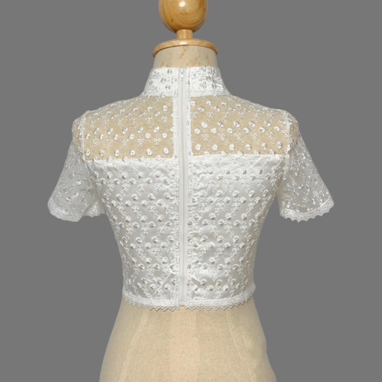 kudapy เสื้อลูกไม้สีขาวปัก 3D ดอกลอย ยกนูน สวยมาก คอจีน แต่งมุขเรียงยาวถึงชายเสื้อ ซับใน 2 ชั้น อย่างดี