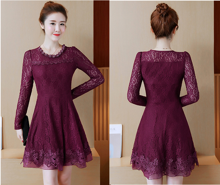 kudapy เดรสสั้นแขนยาวสีแดงมังคุค/สีม่วงอ่อน เดรสลูกไม้นิ่มแขนยาว ทรงเข้ารูป ซีทรูคอ หลังและแขน ตรงคอเย็บแต่งมุกเป็นรูปดอกไม้ ตัดแต่งชายด้วยผ้าแก้ว