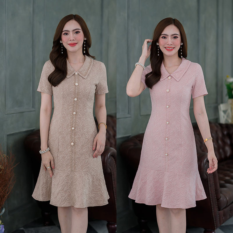 kudapy เดรสสั้นสีชมพู/สีครีมน้ำตาลคอปก ผ้าทอลายใบไม้ ผ้านูนสวยมีมิติ มีดีเทลแต่กระดุมมุกและลูกไม้แต่ง เป็นขอบปก และแนวกระดุม ทรงเรียบๆ ชายกระโปรงระบาย ตีเกล็ดยาว