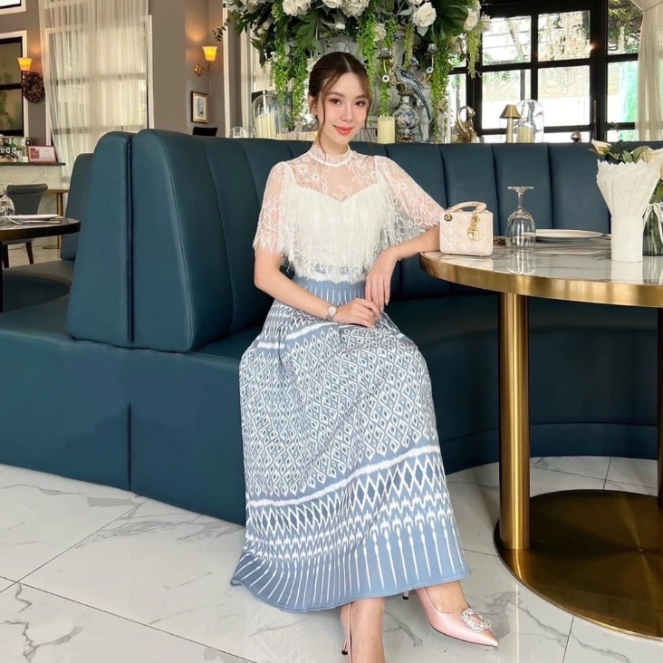 kudapy เซตเสื้อลูกไม้สีขาวแต่งระบาย+กระโปรงยาวลายไทย สีชมพู สีเทาฟ้า