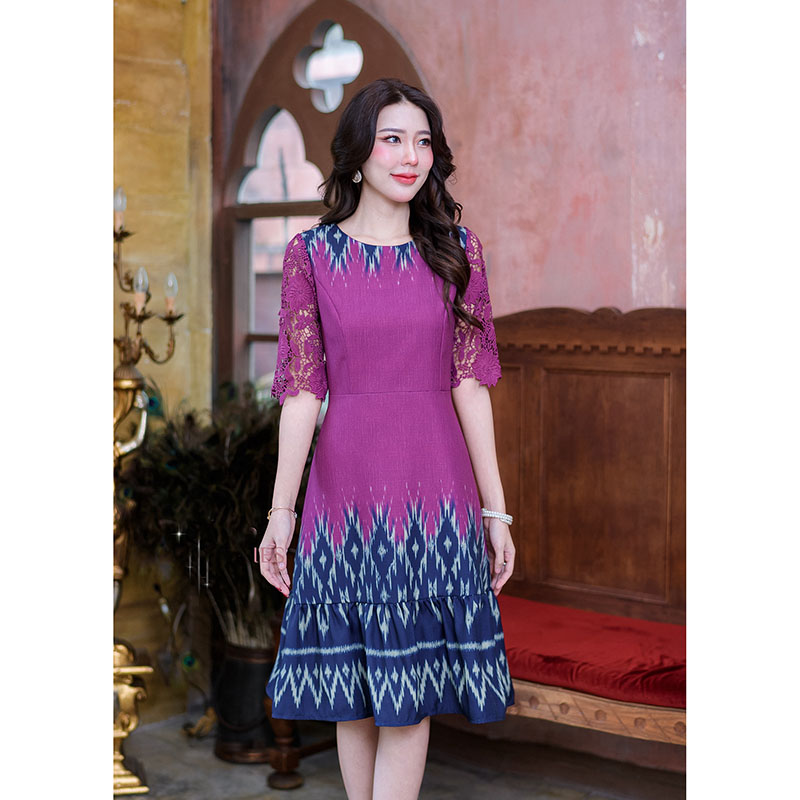 kudapy เดรสสั้นสีฟ้าอมเขียว /สีม่วงอมชมพู ผ้าพิมพ์ลายไทย ชายกระโปรงระบาย ช่วงแขนเป็นงานลูกไม้ถักลาย เนื้อผ้านุ่มใส่สบาย