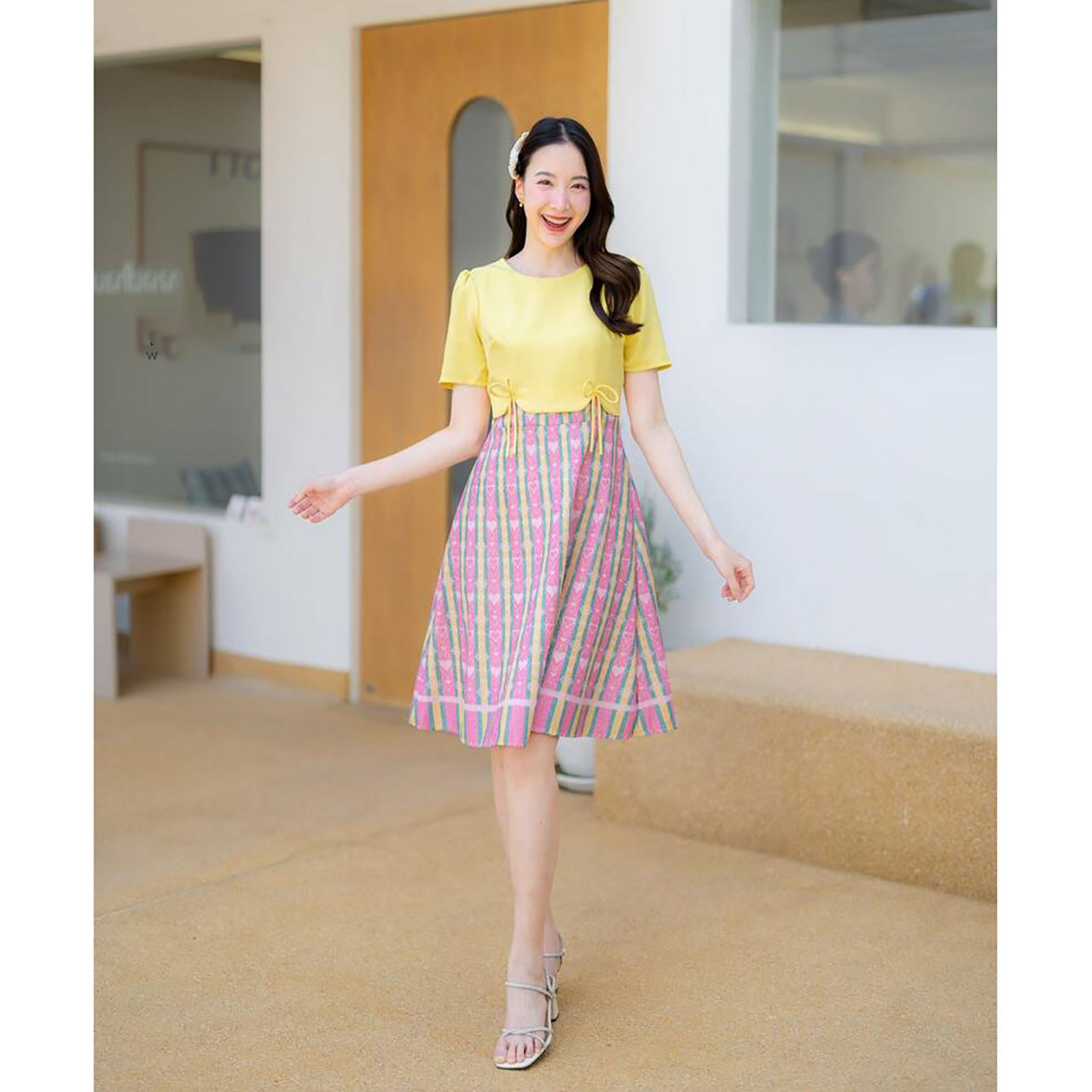 kudapy เดรสสั้นสีเหลือง สีชมพู สีกรม สีฟ้า ผ้าไทยลายหัวใจแต่งโบว์เอว