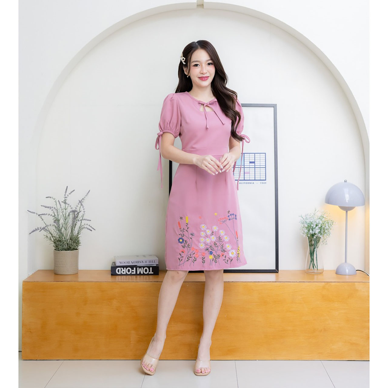 kudapy เดรสสั้นสีชมพุ/สีน้ำตาล/สีฟ้า คอผูกโบว์กระโปรงปักดอกไม้