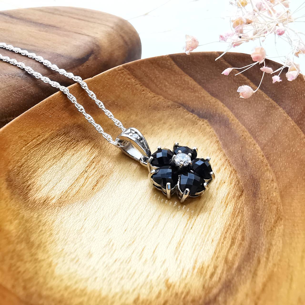 สร้อยคอเงินจี้นิลรูปดอกไม้ Black Spinel