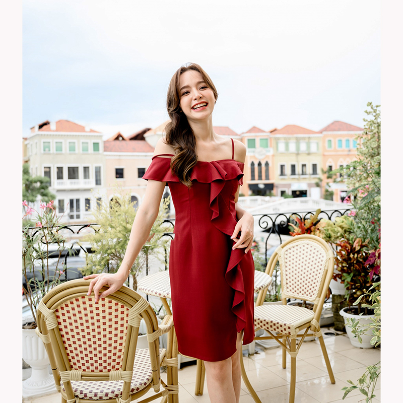 kudapy เดรสสั้นสีแดงเลือดหมู/สีกรม/สีชมพู/สีเขียว คัตติ้งสวยแอบแซ่บ ช่วงบนเป็นแบบเปิดไหล่มีสายสปาเกตตี้เส้นเล็ก แต่งระบายตั้งแต่อกไล่ลงมาที่ลำตัว