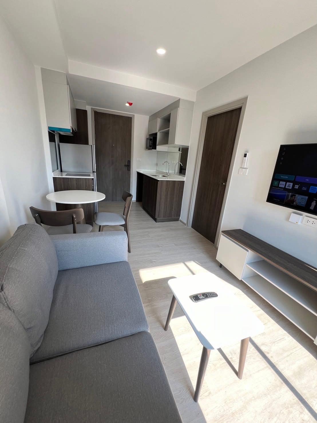 ปล่อยเช่า Nue Cross Khu Khot Station (นิว ครอส คูคต สเตชัน) - โซนพื้นที่ BTS คูคต 1ห้องนอน 1ห้องน้ำ - ขนาดห้อง 30.68 ตรม. ชั้น 8 ตึก C วิวรถไฟฟ้า - ให้เช่า 11,000 ต่อเดือน