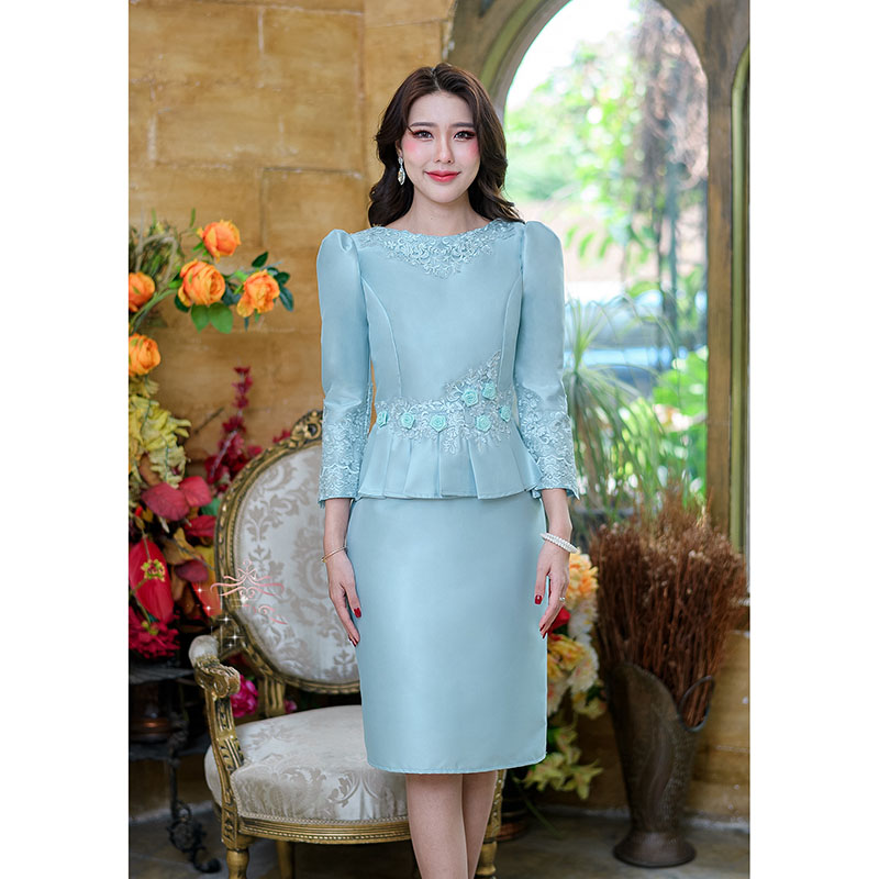 kudapy เดรสสั้นสีชมพูอ่อน/สีฟ้าอมเขียว ผ้าไหมแขนยาว แต่งดีเทลสวยหรูหรา ช่วงปลายแขนและช่วงคอเย็บแต่งลุกไม้ ช่วงเอวแต่งด้วยลูกไม้และดอกกุหลาบ สวยหวาน