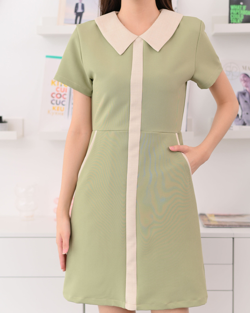 kudapy เดรสแขนสั้นทรงเอ ดีไซน์คอปก ตัดต่อเล่นสีทูโทนที่ปกและแถบสีกลางลำตัวมีกิมมิคลายผ้าเล็กๆ คู่สีทูโทนน่ารักละมุ