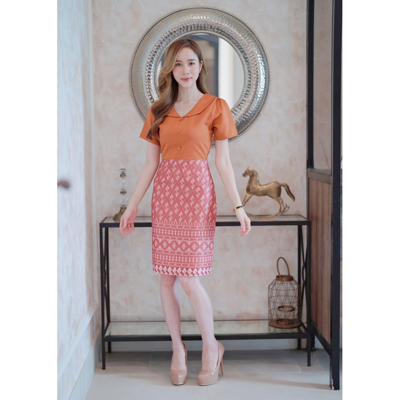 kudapy เดรสสั้นสีแดง/สีฟ้า/สีส้ม/สีชมพู คอบัวกระโปรงลายไทย สวยใส่ออกงานดูดี