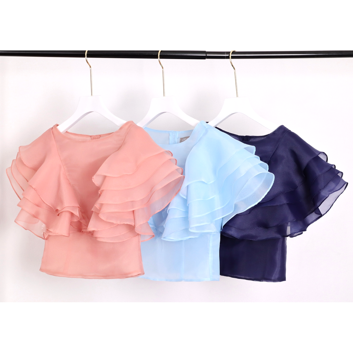 kudapy เสื้อไปงาน ผ้าแก้วคอปาดแคบสีครีม/สีม่วง แต่งระบายช่วงแขนเป็นทรงหน้าอก V Shape ระบาย 4 ชั้นสวยหรูมากๆค่ะรุ่นนี้