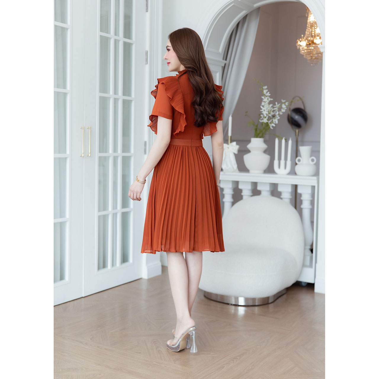 kudapy เดรสชีฟอง ดีเทลอัดพลีททั้งตัว ช่วงแขนเป็นดีเทลแขนปลีกอัดพลีทเล็ก ช่วงอกเย็บพลีทเป็นแนวเกล็ดแต่งกระดุม