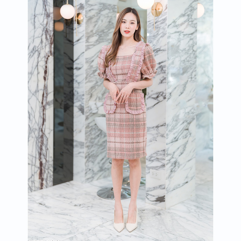 kudapy เดรสสั้นสีดำ/สีชมพู ลายสก็อตระบายช่วงไหล่แขนจั๊ม