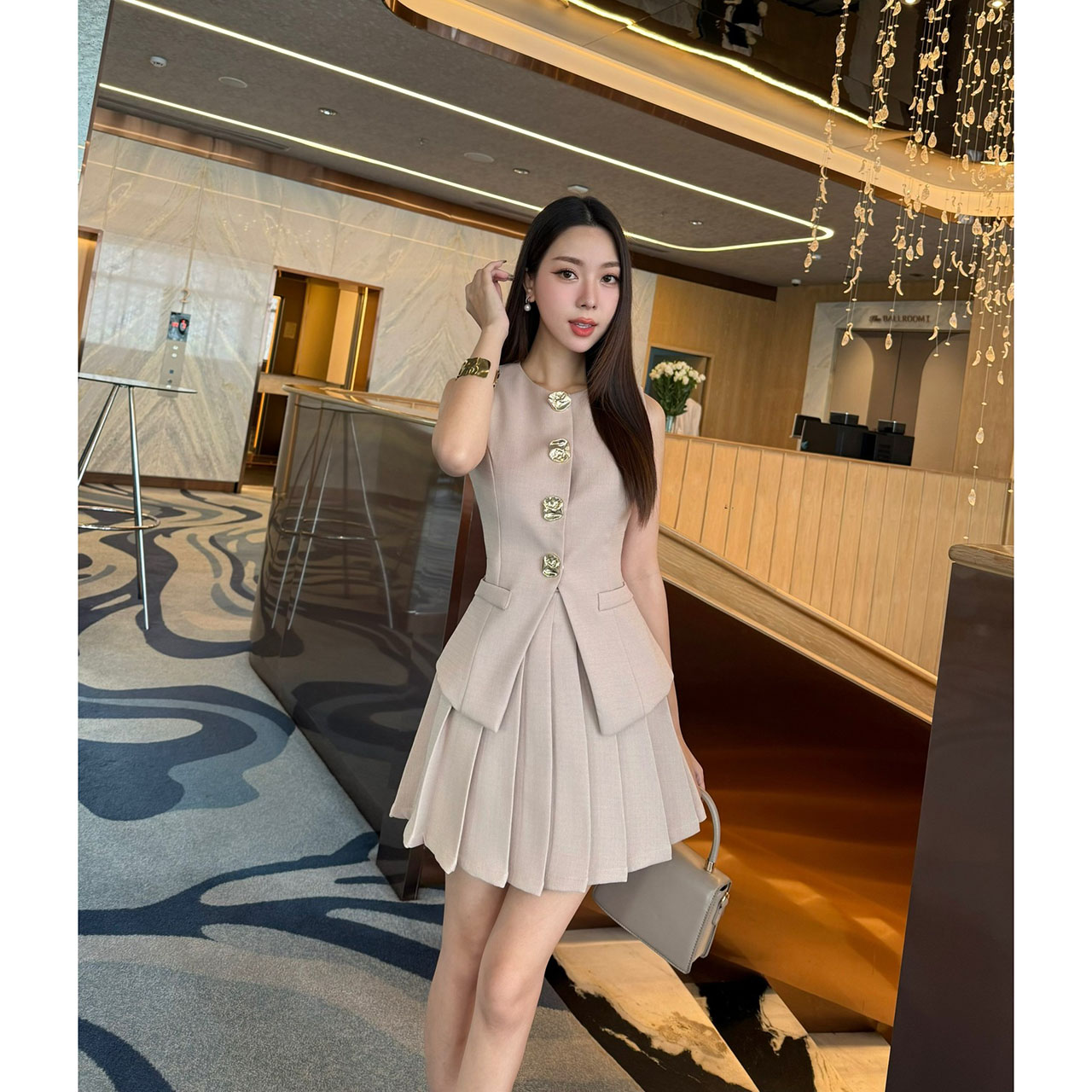 kudapy set เสื้อแขนกุด แต่งกระดุมสีทองเม็ดใหญ่ด้านหน้า(กระดุมทองเย็บติด ด้านใน มาพร้อมกับกระโปรงแต่งจีบ