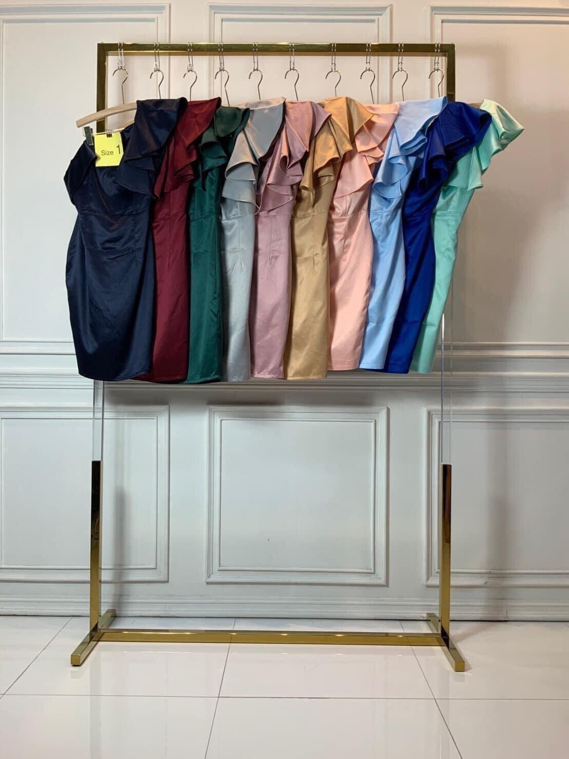 kudapy เดรสสั้นใส่ออกงานไหล่เฉียง แต่งระบายข้าง ผ้าซาร่าไม่ยืดนะคะ กปสั้นพอดีเข่า สีน้ำเงินสด,ชมพู,ฟ้า,กรมท่า,ทอง,เขียวแก่,โอวัลติน,เขียวมิ้นท์ ,แดงเลือดหมู ,ไวน์แดง, เทา,ส้มอิฐ