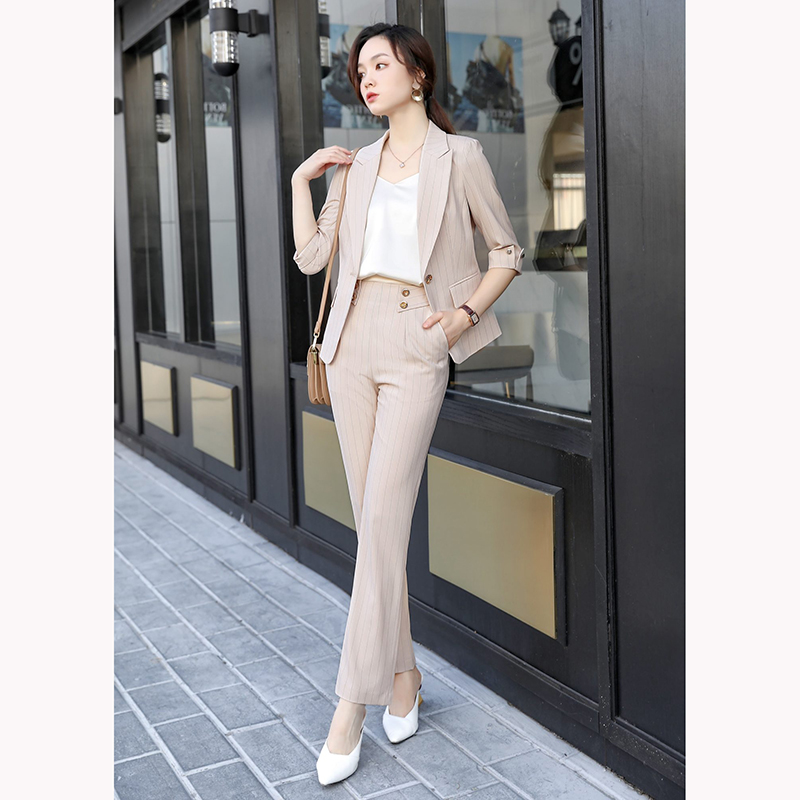 kudapy ชุดสูททำงานผู้หญิงสีดำ/สีขาว/สีเบจ แขนสามส่วนลายทางพร้อมกางเกง จุดเด่นของชุดนี้คือการออกแบบให้เป็นลายทางเพื่อเพิ่มสไตล์