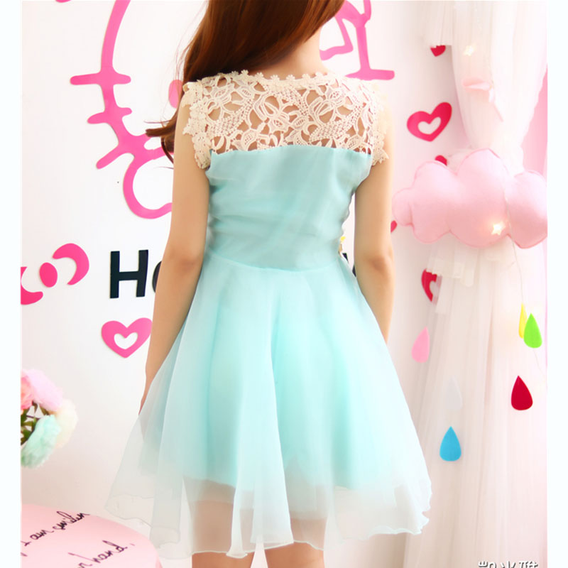 kudapy เดรสสั้นสีฟ้าอ่อนอมเขียว ผ้าแก้ว ส่วนไหล่เป็นผ้าลูกไม้สีครีม แขนกุด กระโปรงทรงเอ