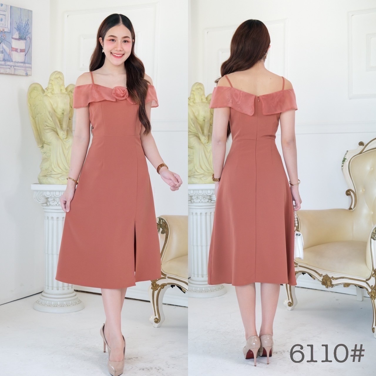 kudapy เดรสสั้นสีชมพูอ่อน,ชมพูเข้ม,ครีมนู๊ด,ชาไทย,มิ้น เปิดบ่า สายเดี่ยว พับระบายผ้าแก้วออร์เดรดี้รอบบ่า แต่งเข็มกลัดดอกไม้ออร์เกนดี้ กระโปรงบาน ผ่าหน้า