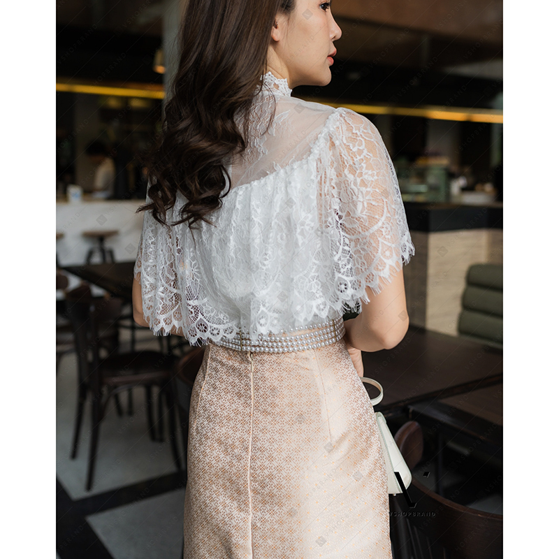 kudapy เซท 2ชิ้น เสื้อลูกไม้สีขาว+ผ้าถุงโทนสีทอง เสื้อลูกไม้แขนแขนกุด แต่งระบายรอบอก