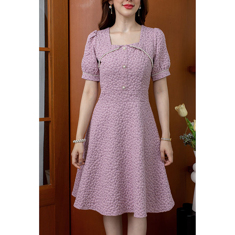 kudapy เดรสสั้นสีฟ้า/สีชมพู ผ้าปั้มลายดอก ผ้าสวยมีมิติ มาในแพทเทิร์นสวยหวาน มีดีเทลแต่งมุกช่วงอกและปลายแขน มีกระดุมมุก สวยหวาน