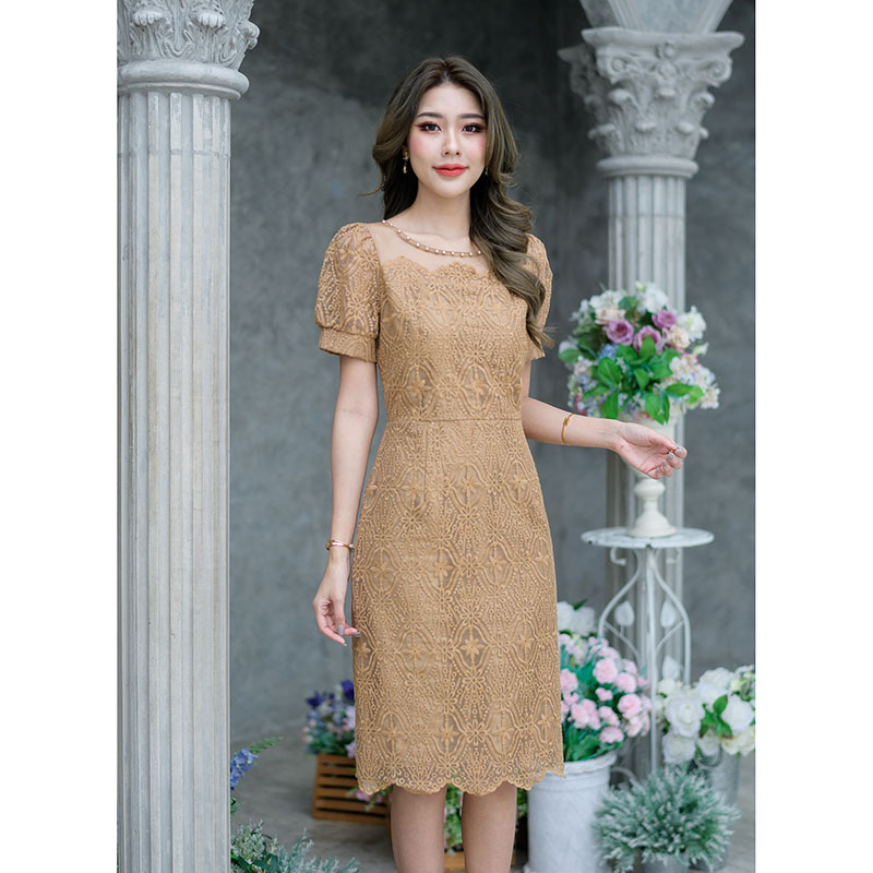 kudapy เดรสสั้นสีชมพู/สีน้ำตาล ลายลูกไม้ เล่นเชิงผ้าช่วงอกเป็นเคิฟ+ผ้าโปร่งซีทรู งานสวยดีเทลน่ารัก มีตกแต่งมุกรอบคอเพิ่มความหวานไปอีก แขนทรงตุ๊กตาน่ารักมาก