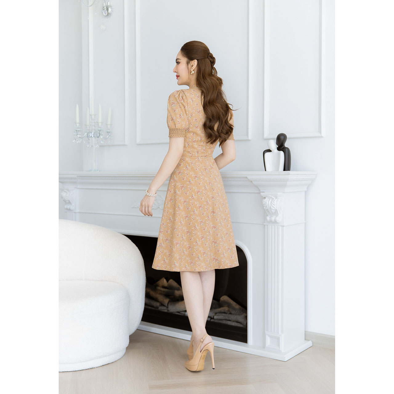 kudapy เดรสชีฟองลายดอกสวยหวาน แพทเทิร์นสวย เป็นดีไซน์คอสูง เย็บเป็นจีบช่วงอกให้ดูมีเลเยอร์