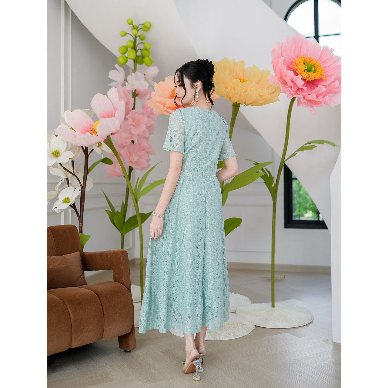 kudapy เดรสยาวผ้าลูกไม้เนื้อนุ่มนิ่ม คอวีแขนสั้นชายกระโปรงแต่งระบาย ช่วงเอวเย็บแต่งประดับมุกรอบเอว เพิ่มความสวยหวาน