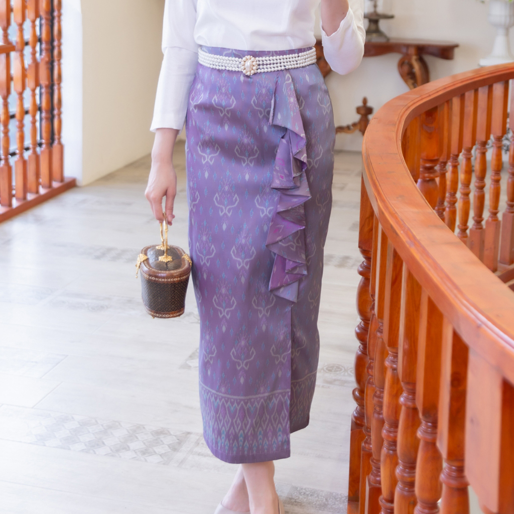 kudapy ชุดออกงาน เสื้อผ้าไหมสีขาว แพรทิพย์ ทรง ร.5 ผ้าถุงแต่งระบาย หน้าลายเชิงเทียนจันทร์วาด