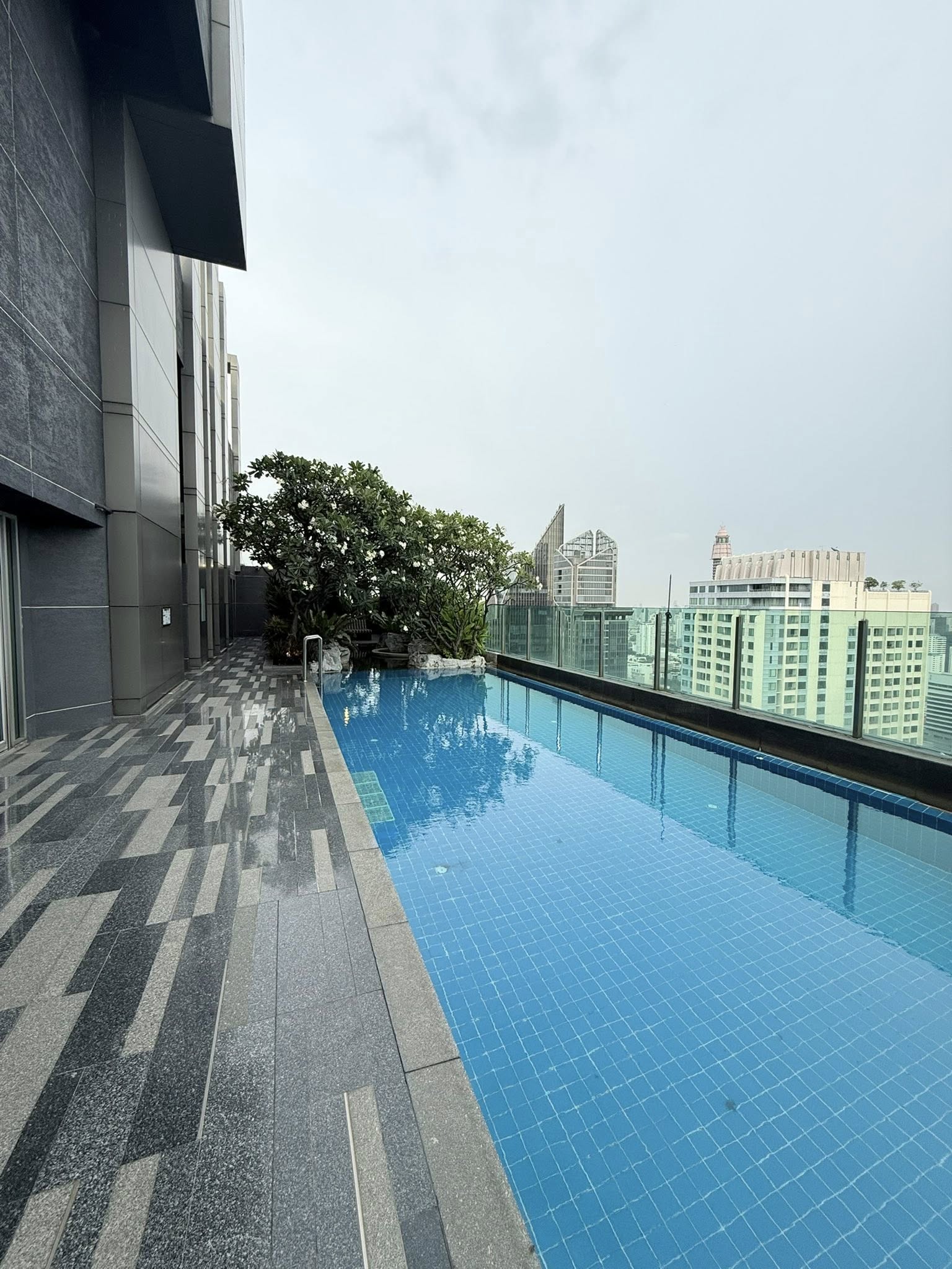 ให้เช่าคอนโด (ดิ แอดเดรส อโศก) High Rise โซนพื้นที่ MRT เพชรบุรี ให้เช่าห้องแบบ 2ห้องนอน 2ห้องน้ำ 1โซนครัวปิด