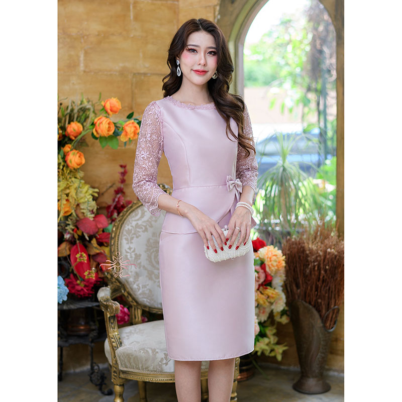 kudapy เดรสสั้นสีน้ำตาลทอง/สีชมพู/สีชมพูบานเย็น ผ้าไหม ต่อแขนลูกไม้ห้าส่วน ช่วงเอวแต่งระบายทวิสและโบว์เล็กๆ รอบคอแต่งลูกไม้ ดีเทลเยอะ