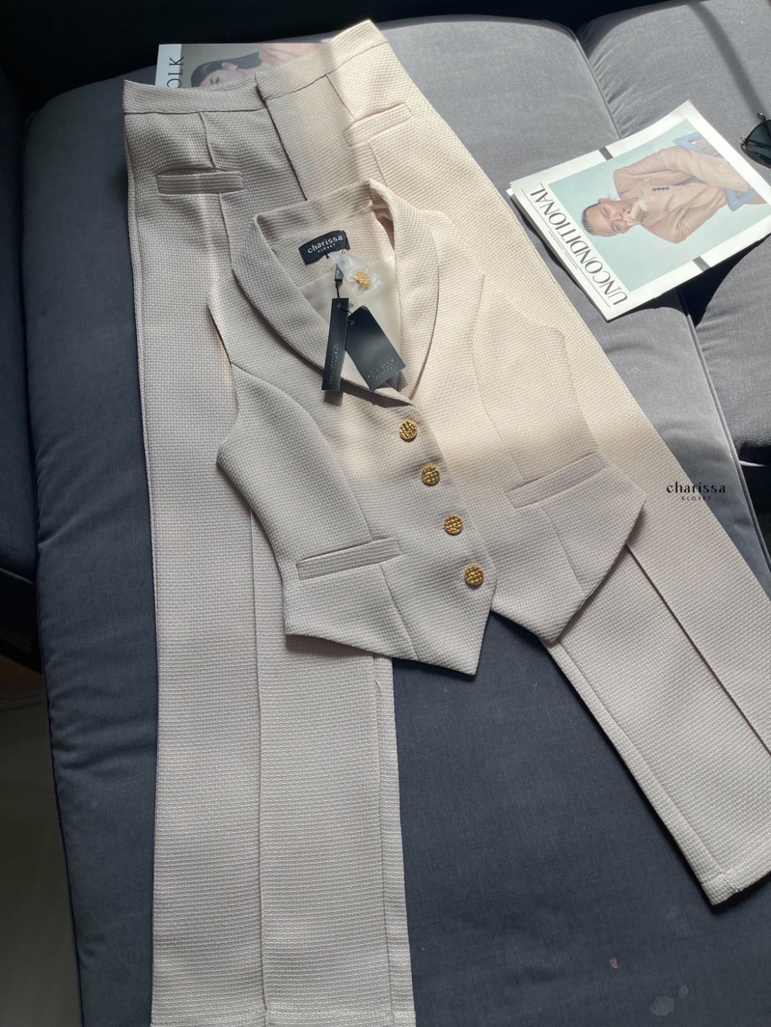 kudapy เซ็ทเสื้อแขนกุดเข้ารูปมาพร้อมกับกางเกงขายาว ตัวเสื้อแต่งกระดุมจริงสีทองปลายทรงแหลม กางเกงใช้ผ้าเดียวกับเสื้อ