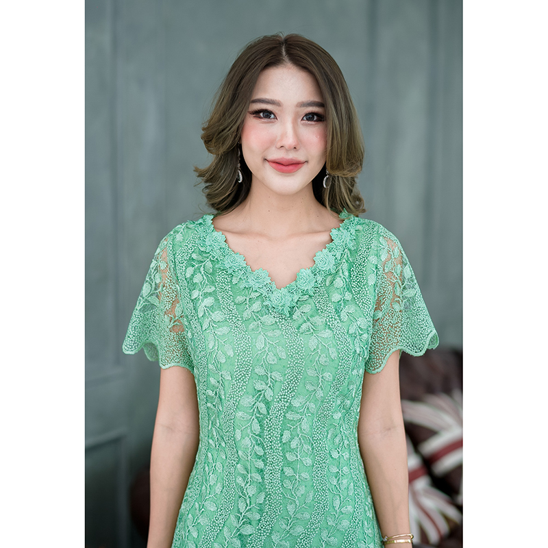 kudapy เดรสสั้นสีเขียว/สีดำ ผ้าลูกไม้เงาทอลายผ้าผสมเลื่อมสวยงาม รอบคอตกแต่งดอกไม้รอบคอสวยหวาน