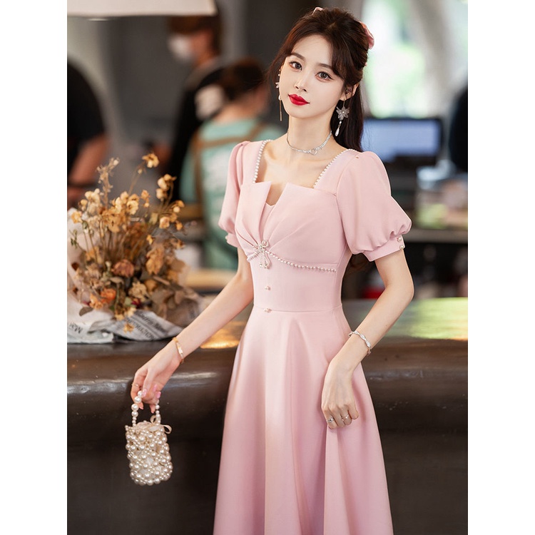 kudapy (พรีออเดอร์ 15-30 วัน) ชุดราตรีไปงาน ชุดราตรีสีชมพู เดรสสั้นสีชมพูใส่ออกงาน คอวี แขนสั้นทรงตุ๊กตาจั้มลายแขน