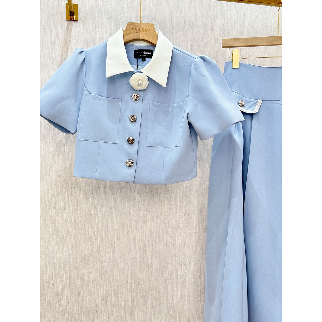 kudapy ชุดเซ็ทเสื้อทรงครอป กระดุมจริงรูปดอกไม้สีเงิน แต่งปกสีขาว มาพร้อมกับกระโปรงยาวซิปหลัง แต่งกระเป๋าหลอกด้านหน้า