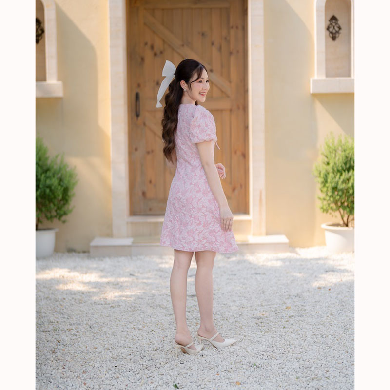 kudapy เดรสสั้นสีน้ำตาล/สีชมพู/สีขาว ทรงเข้ารูปกระโปรงบานผ้าอัดลายดอกนูน คอบัว แขนสม็อค ดีเทลผูกโบว์กลางอก น่ารักมาก