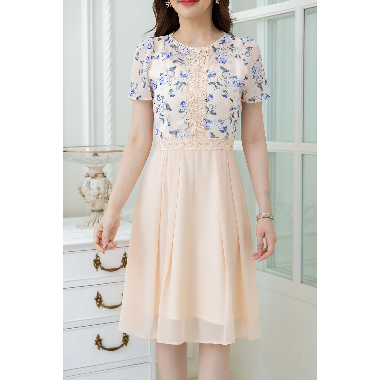 kudapy เดรสชีฟองลายดอกกระโปรงสีพื้น มึดีเทลแต่งลูกไม่รอบคอ อก และรอบขอบเอว ใส่สบาย