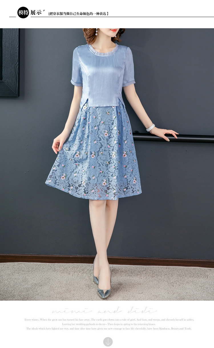 ชุดเดรสสั้นสีฟ้า เย็บต่อกับกระโปรงผ้าลูกไม้สีฟ้า ปักลายดอกไม้เล็กๆๆ L