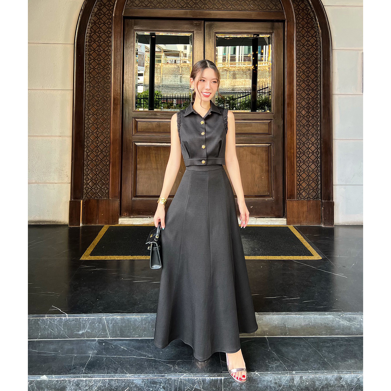 kudapy ชุดเซ็ทเสื้อ+กระโปรงยาว ตัวเสื้อออกแบบให้ดูเกร๋ที่แขนเสื้อ กระดุมดอกไม้ทองเป็นกระดุมจริง ปกเสื้อทรงแหลม