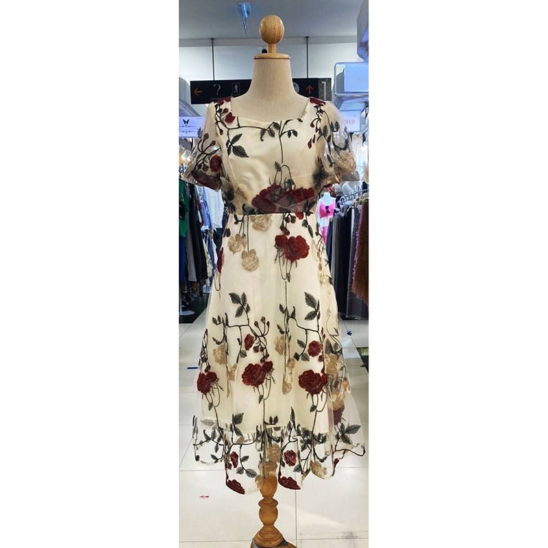 kudapy เดรสสั้นสีครีม งานปักแขนสั้น ใช้ผ้าเนื้อดีปักลวดลายดอกไม้ ดอกใหญ่ ปักแน่นลายชัดสวย