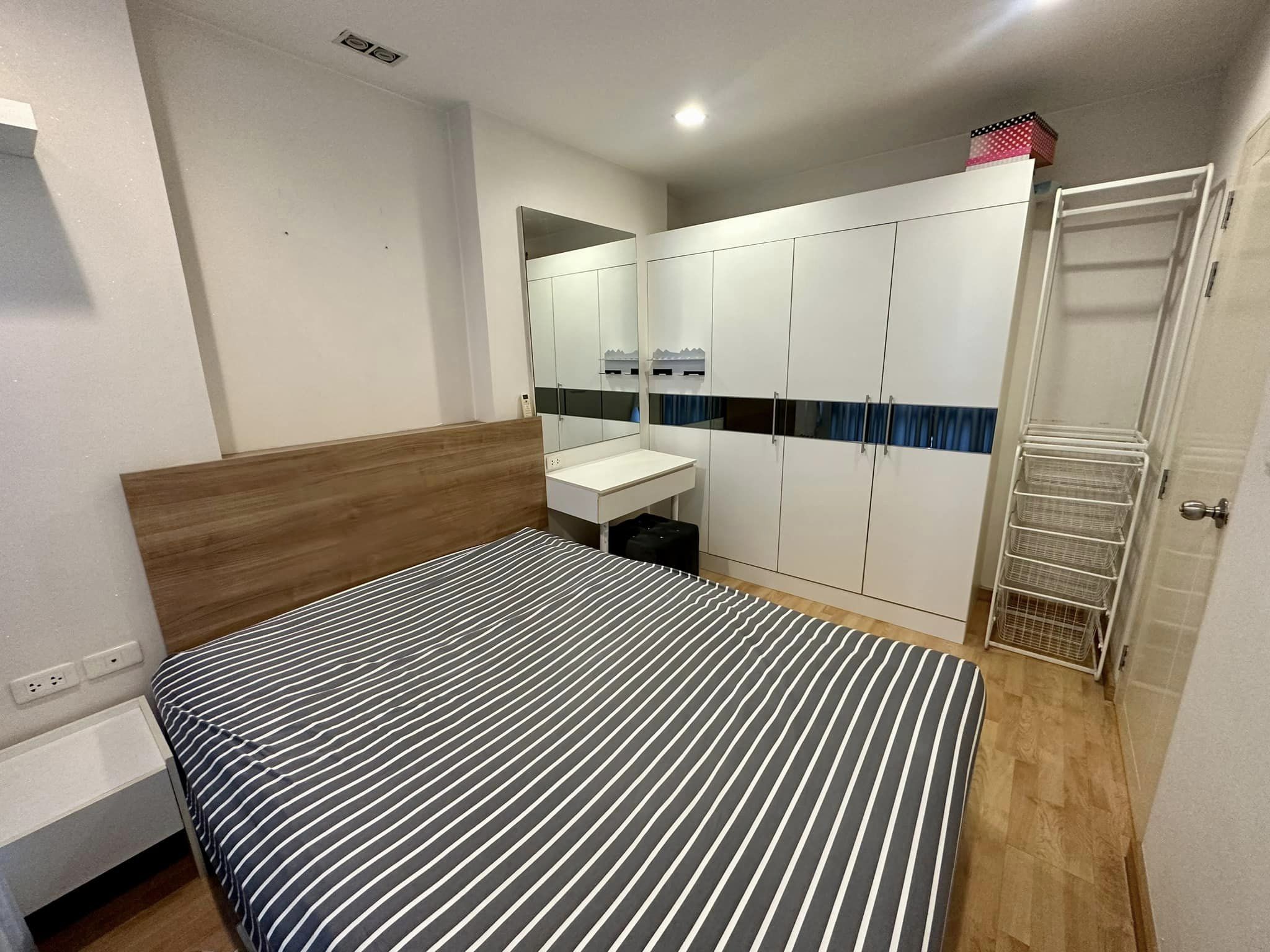 Casa Condo Asoke - Dindaeng ให้เช่าห้องน่าอยู่วิวสระว่ายน้ำ สอบถามแอด Line ID : Smile-easy