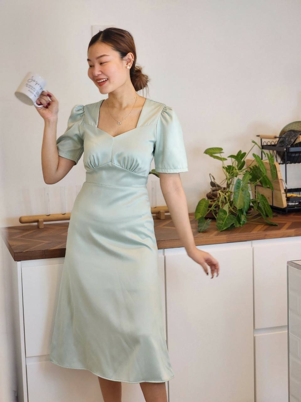 kudapy ชุดเดรสสั้นใส่ออกงาน คอวีเหลี่ยม ทรงบาน ผ้าซิลซาตินนุ่มลื่นใส่สบาย ผ้าซาร่า ยาว43นิ้ว