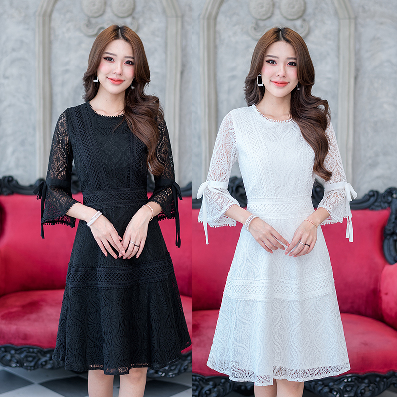 kudapy เดรสสั้นสีขาว/สีดำ ลูกไม้กระโปรงบาน แต่งแทบลูกไม้คาดเพื่อความสวยงามทั้งชุด